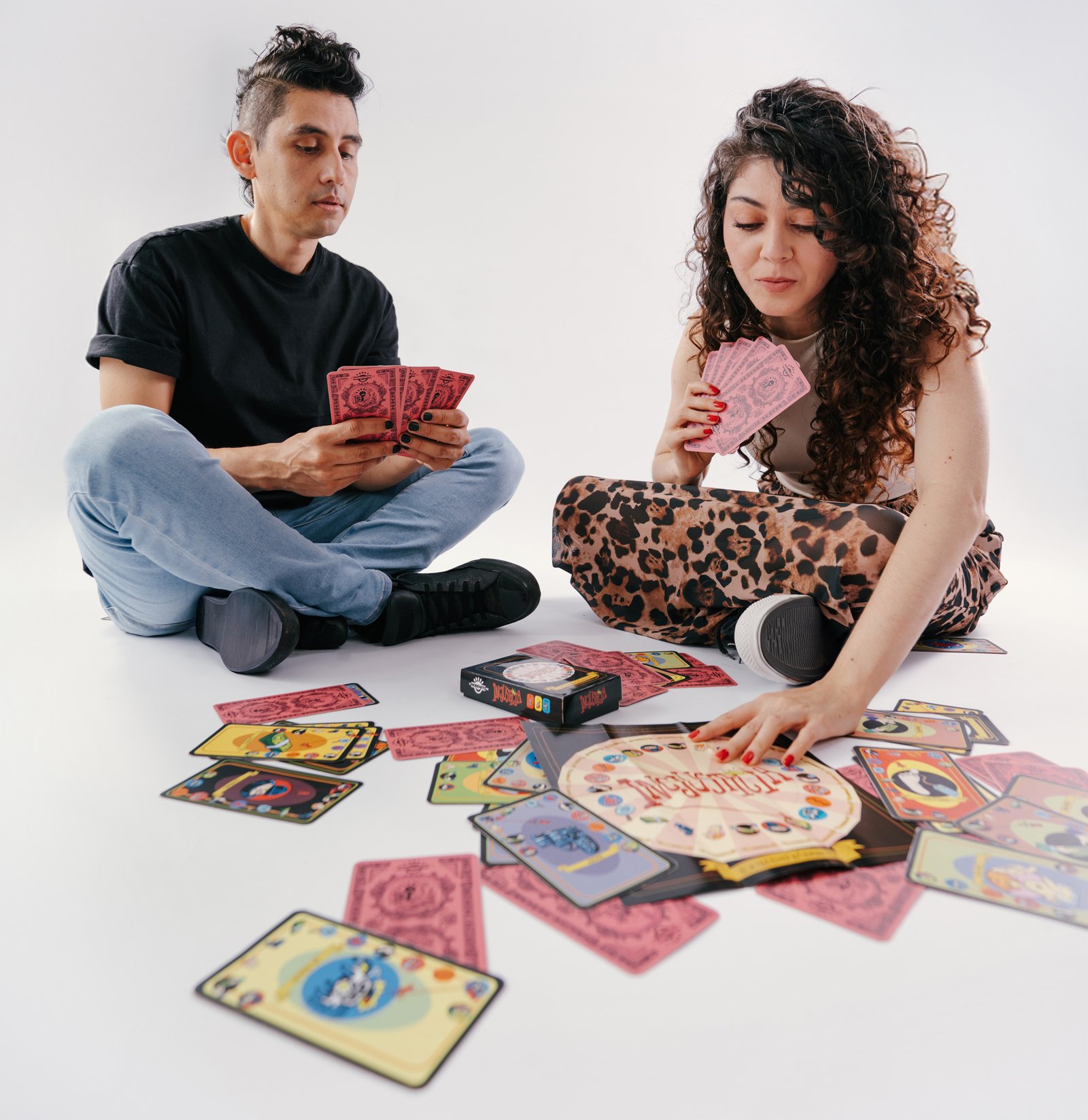 Foto ilustrativa del equipo moreno jugando el juego